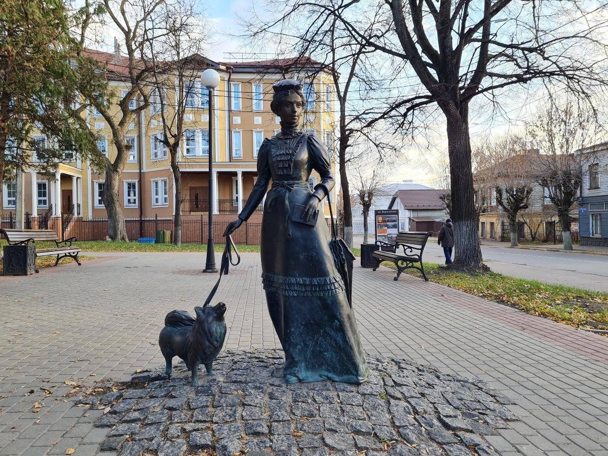 Серпухов памятник Чехову и дама с собачкой