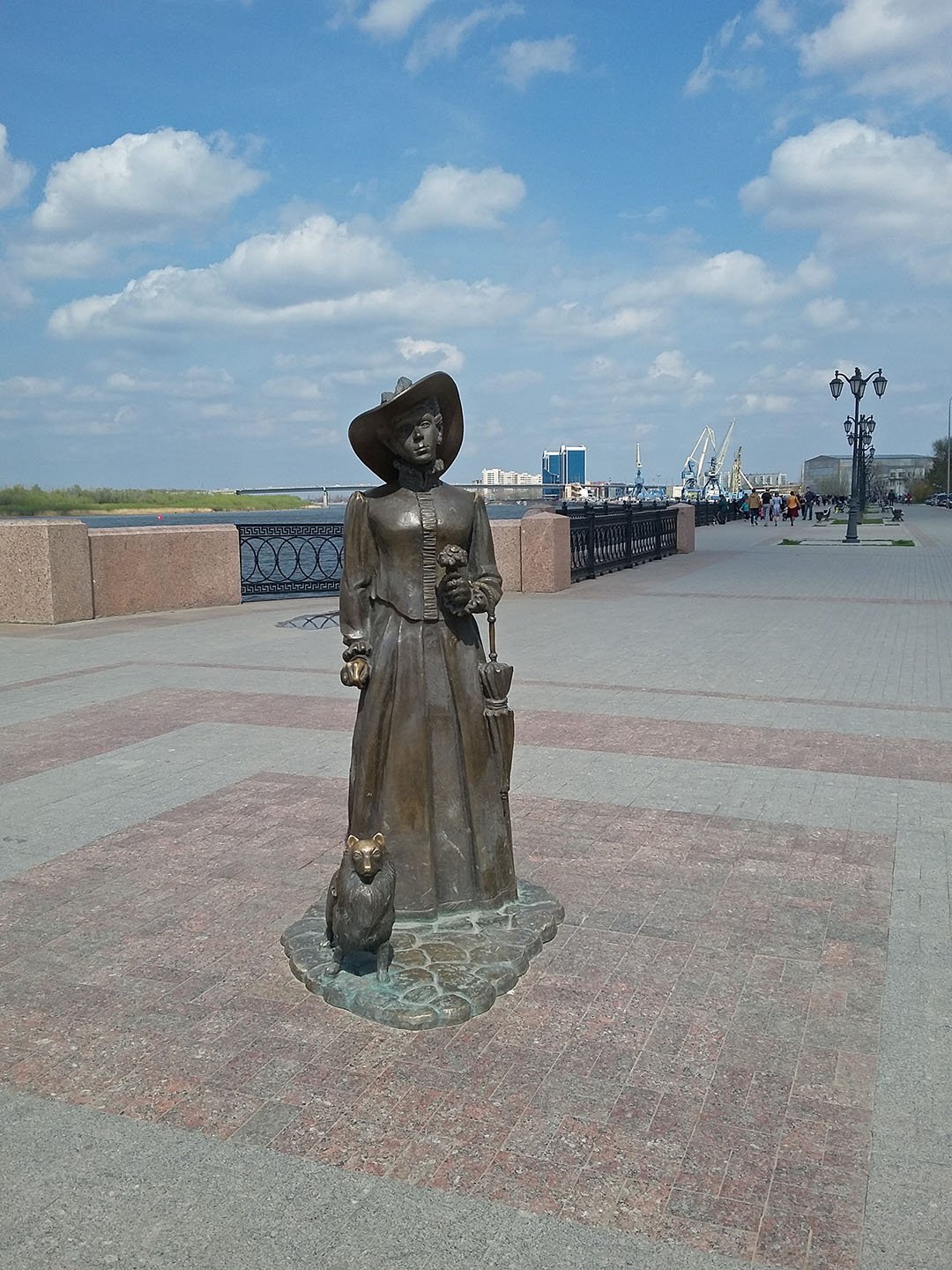 Дама с собачкой Астрахань памятник