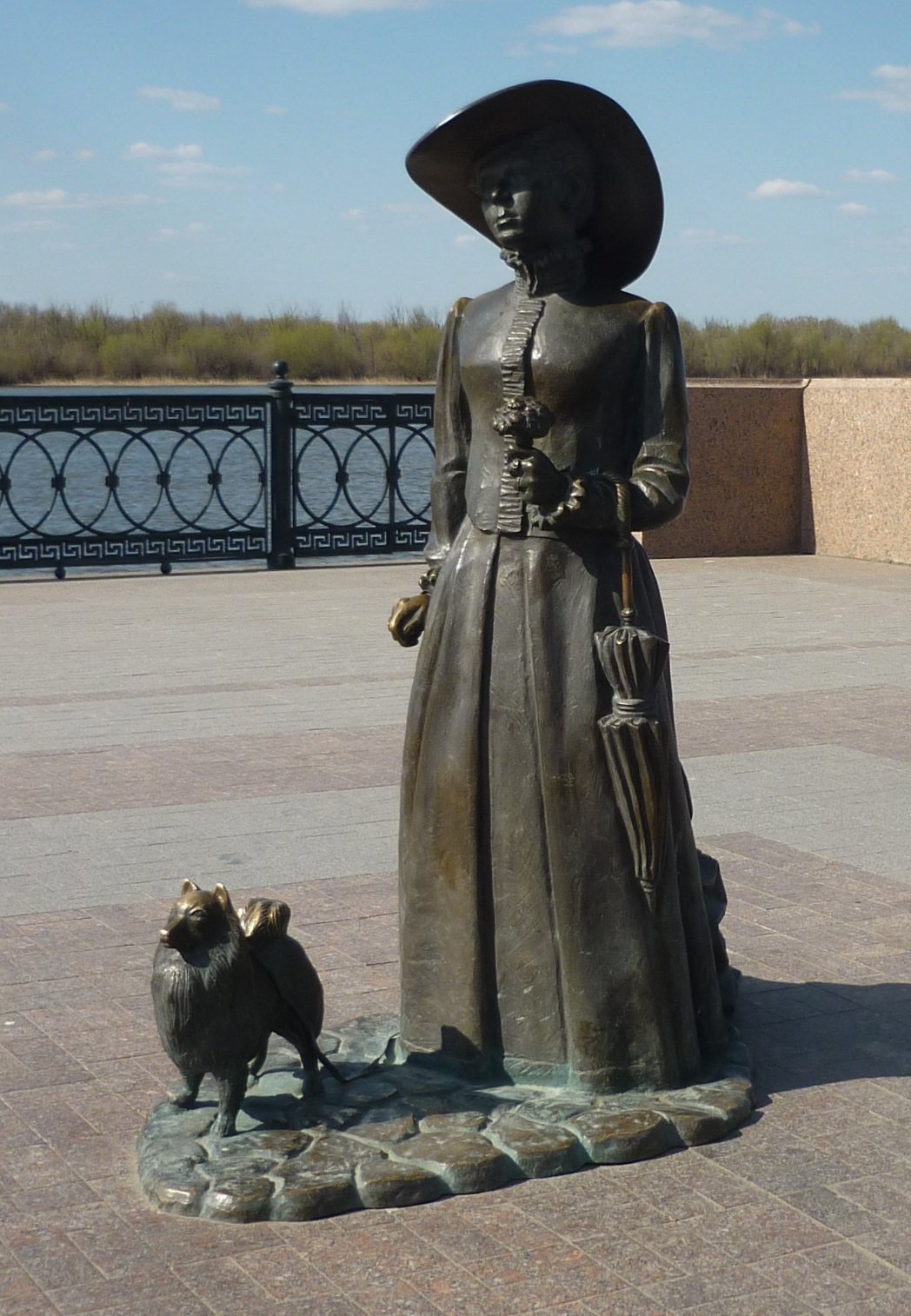 Дама с собачкой Астрахань памятник