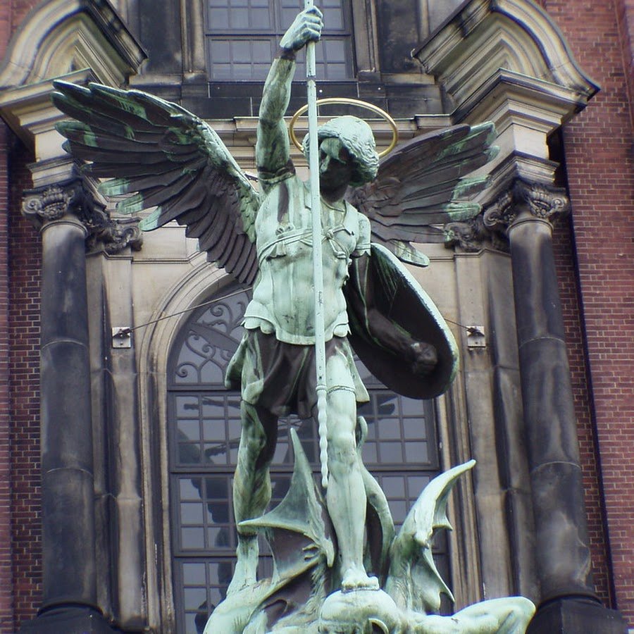 Archangel Michael статуя