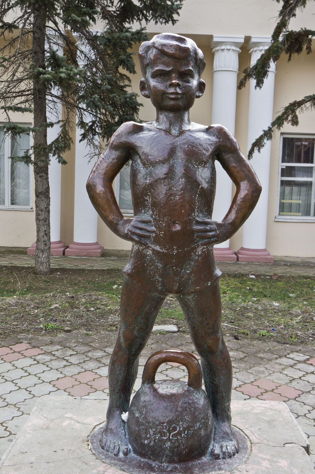 Мальчик с гирей Евпатория