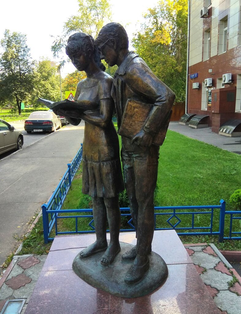 Памятник Шурику и Лидочке в Краснодаре