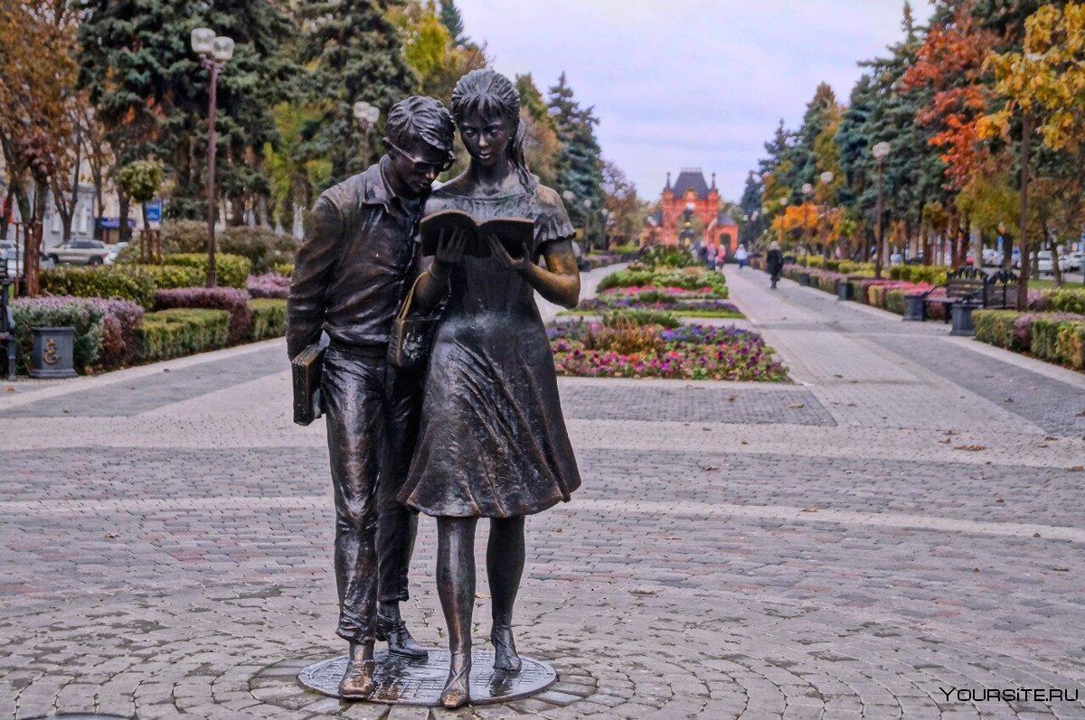 Памятник Шурику и Лидочке в Краснодаре
