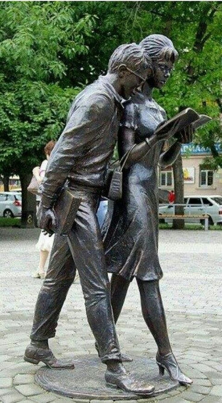 Памятник Шурику и Лидочке в Москве