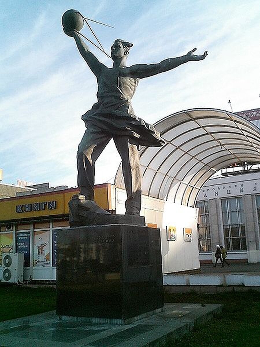 Метро Рижская памятник первому спутнику