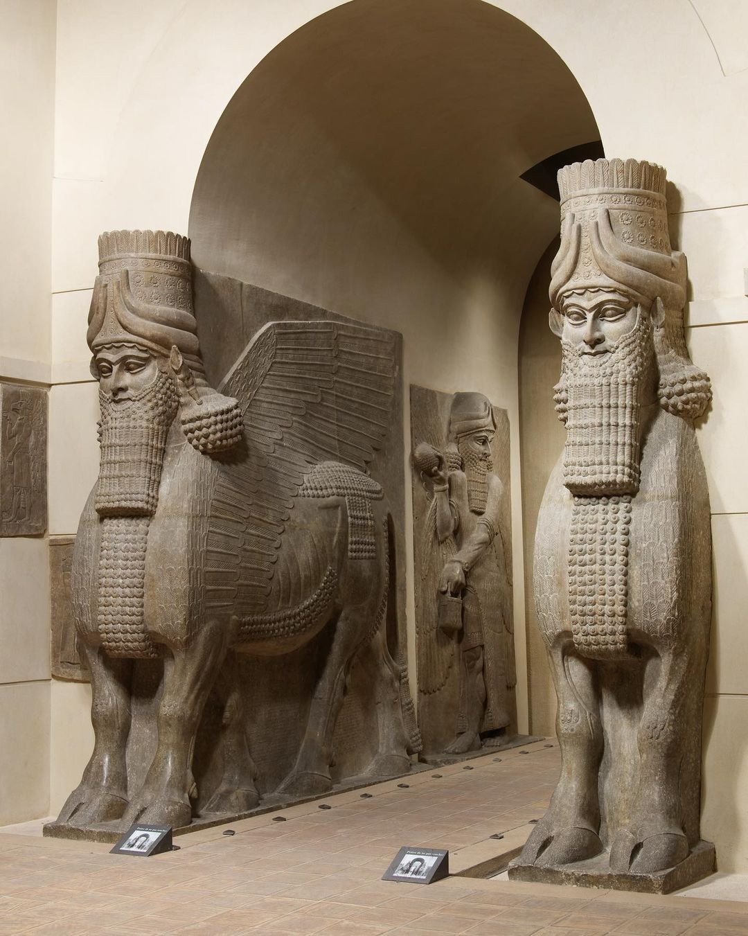 Месопотамия памятники. Ламассу Ассирия. Ламассу Месопотамии. Шеду Ассирия Лувр. Статуя Шеду Ассирия.