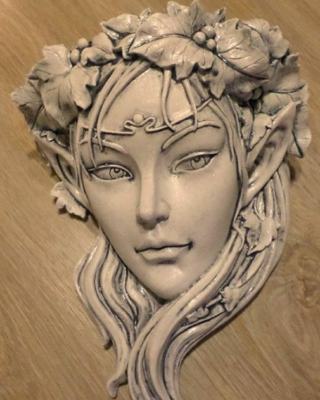 Барельеф лица из дерева