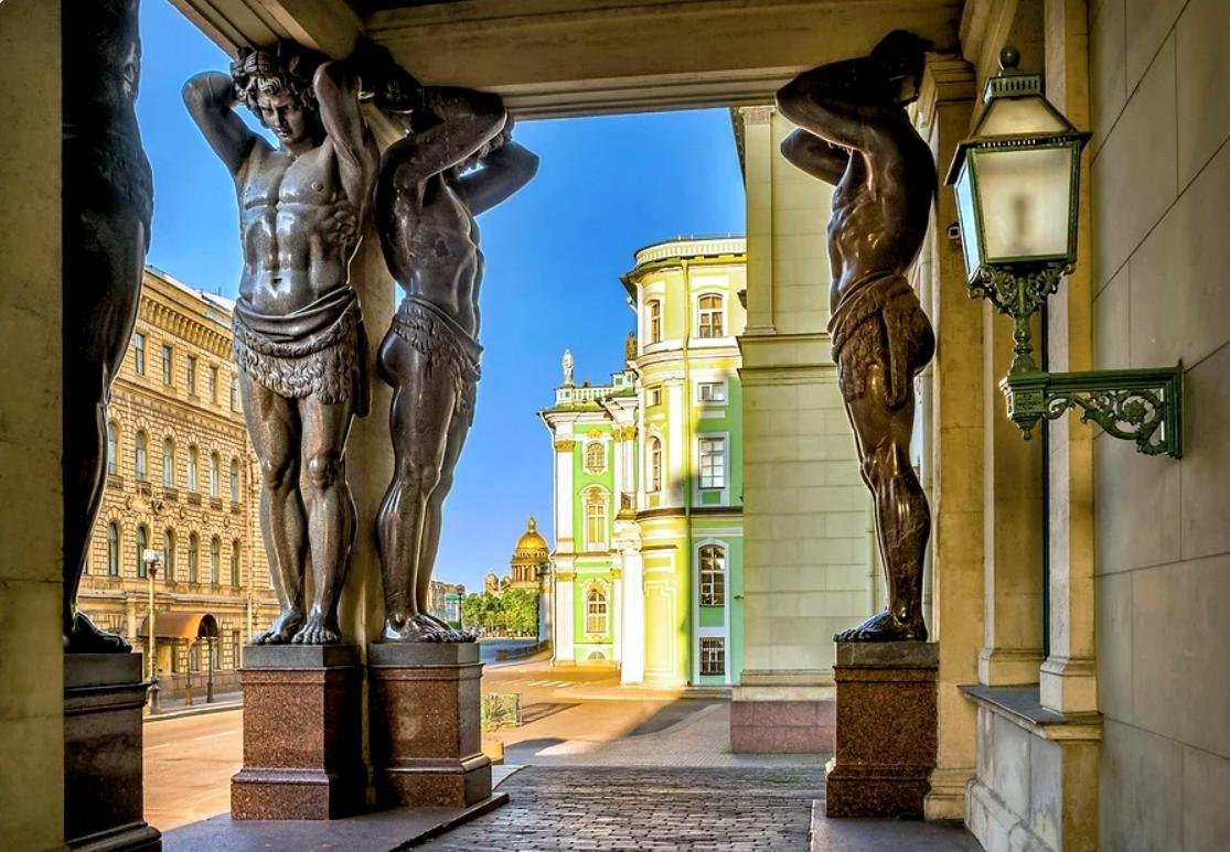 Атланты нового Эрмитажа в Санкт-Петербурге