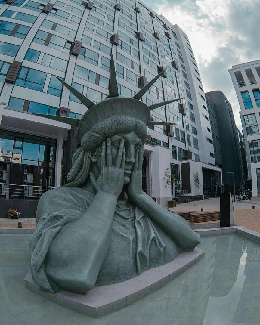 Статуя свободы в Москве на нижней Красносельской