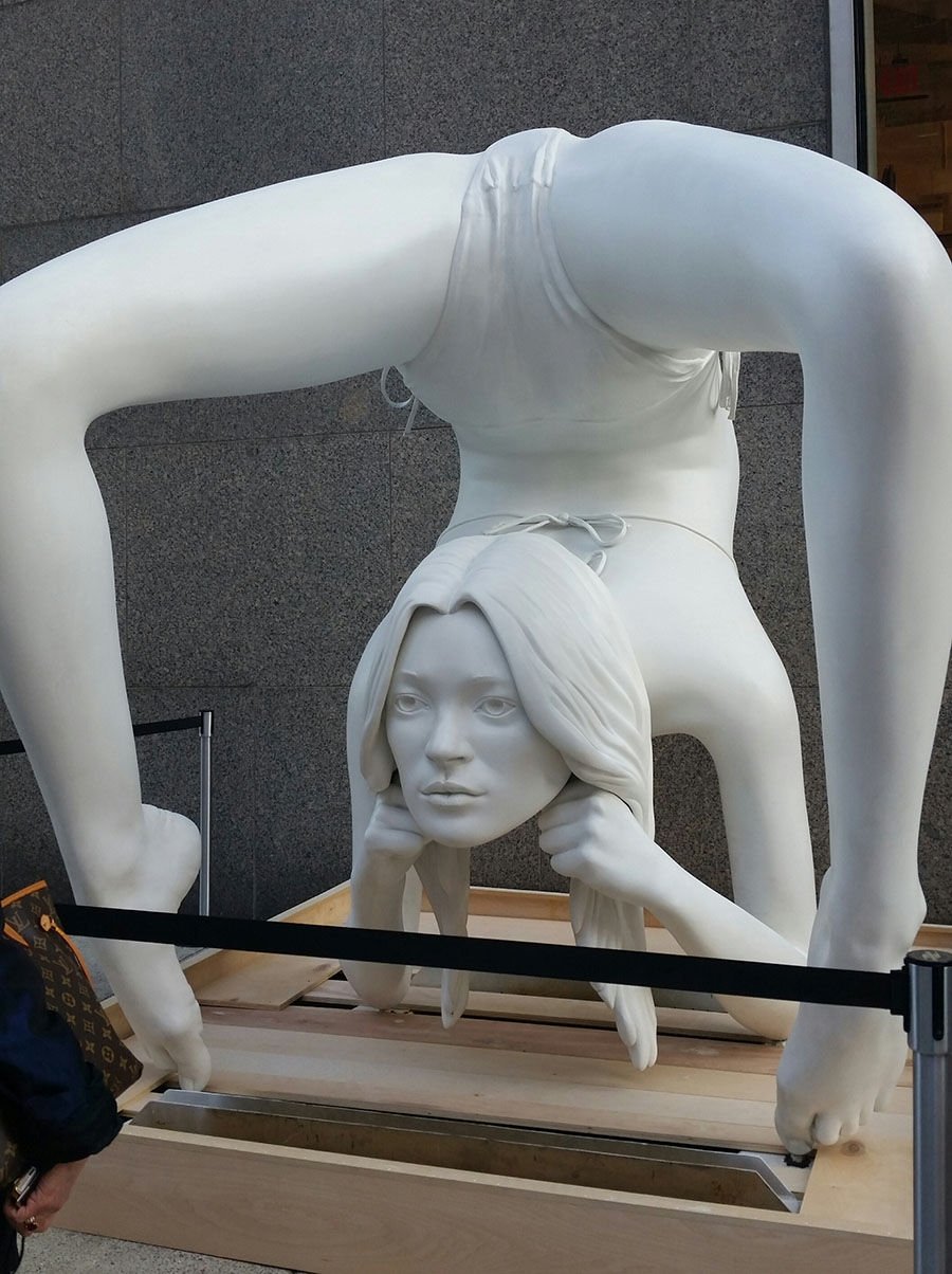 Смешные скульптуры женщин
