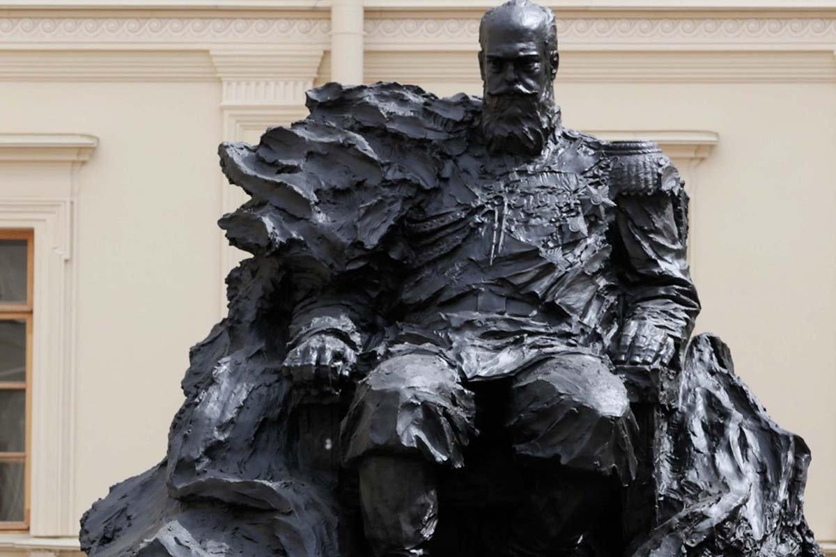 Александр 3 памятник в Гатчине