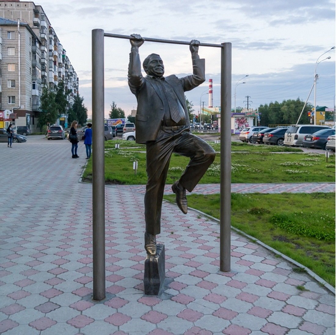 Скульптура подтягивающийся чиновник в Нижневартовске