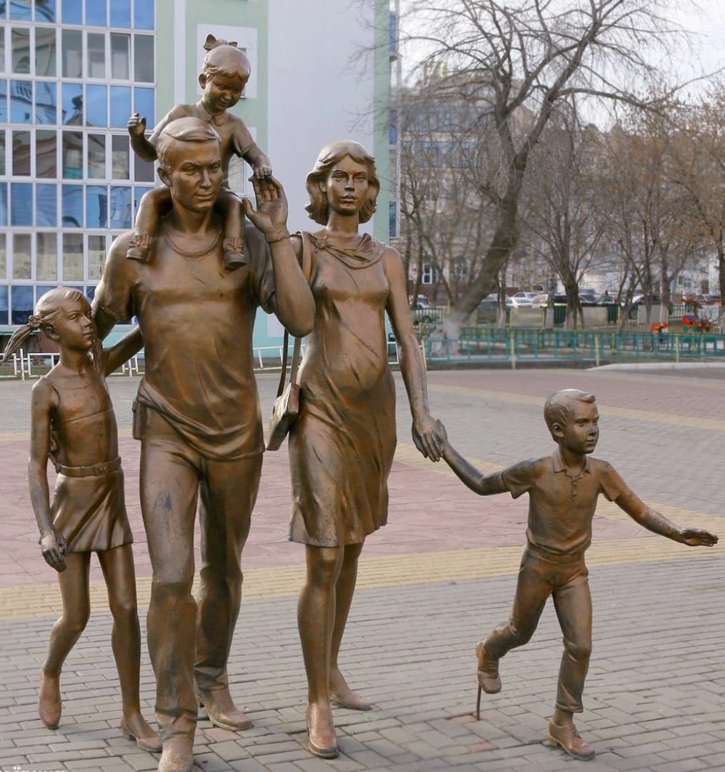 Статуя семьи Саранск