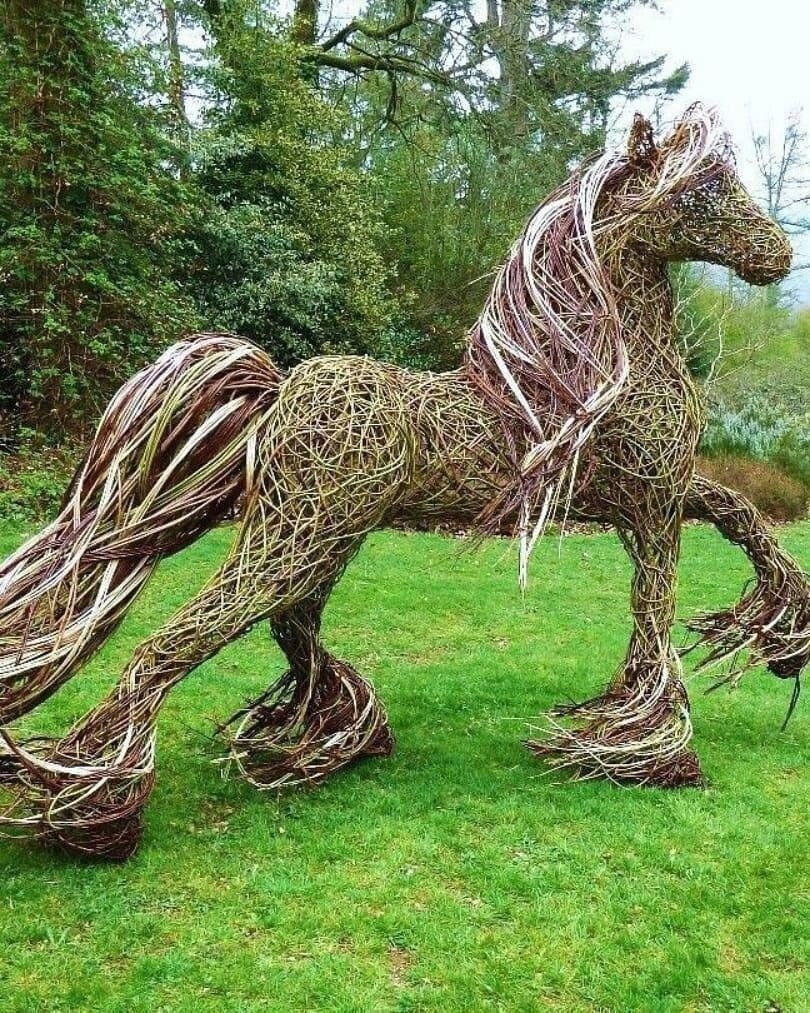Скульптуры из веток в саду