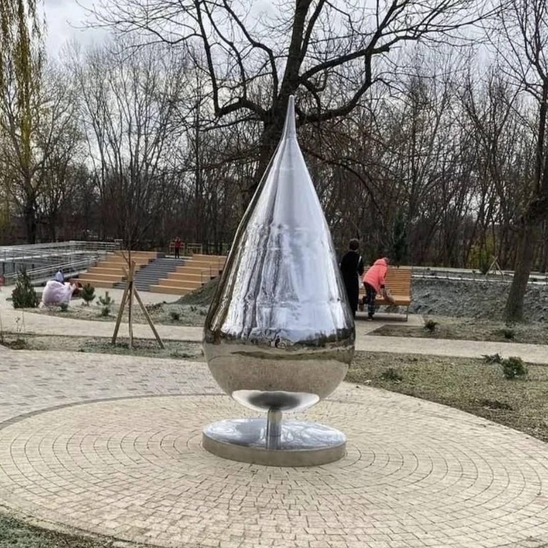 Памятник в виде капли