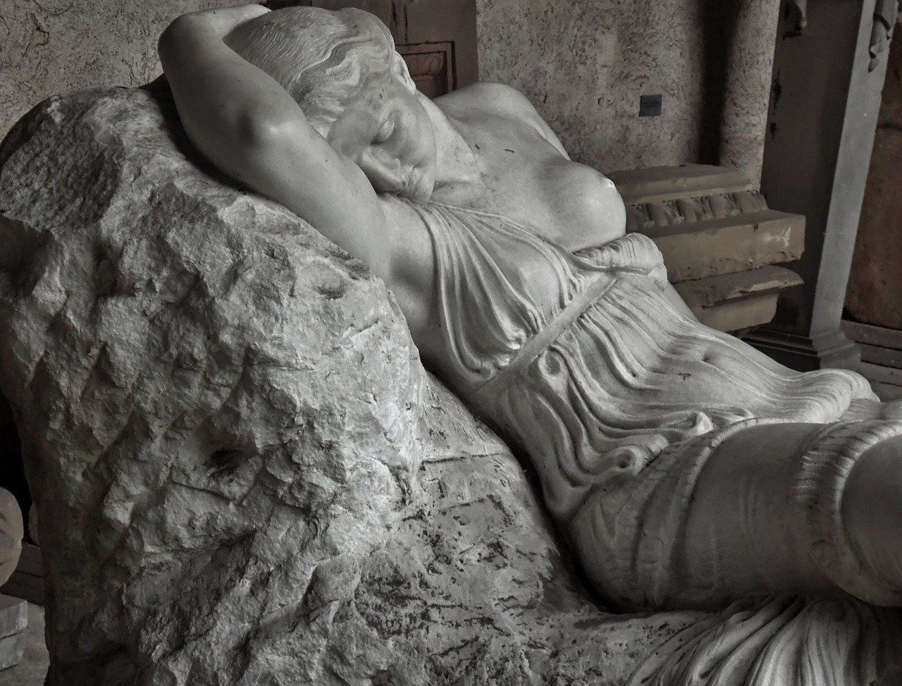 Как называются каменные скульптуры девушек. Мраморные статуи древней Греции. Мраморные скульптуры древней Греции. Антонио Коррадини скульптуры.