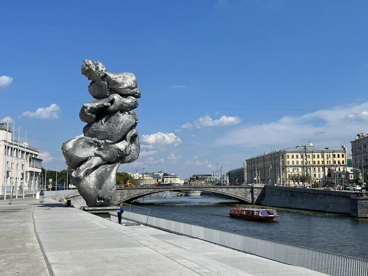 Памятник в Москве на Болотной набережной Урса Фишера