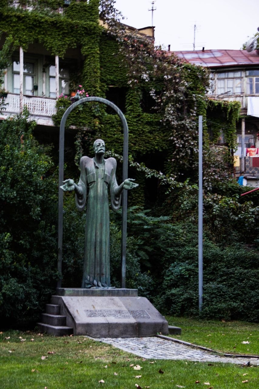 Статуя в Тбилиси