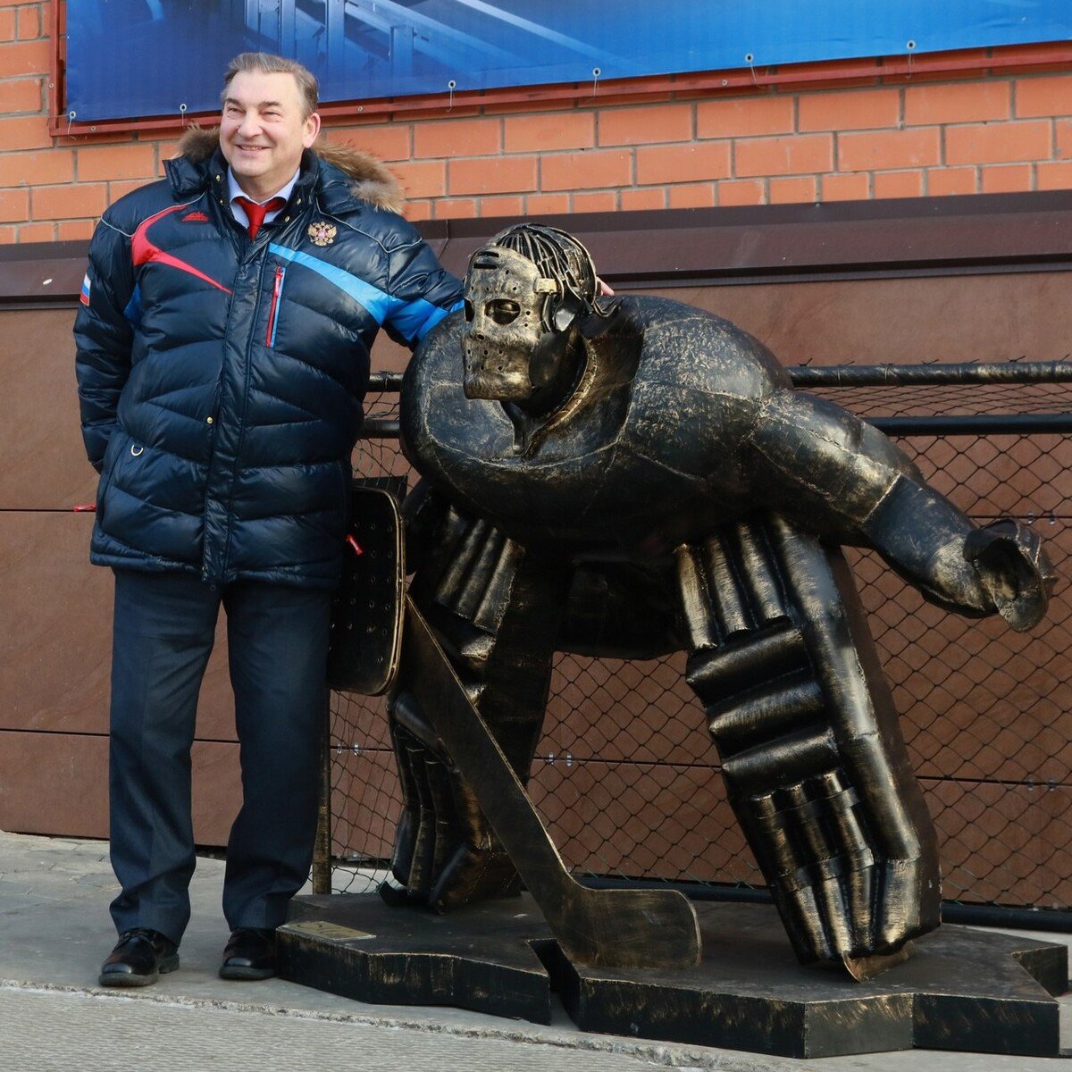 Памятник хоккеисту в Москве