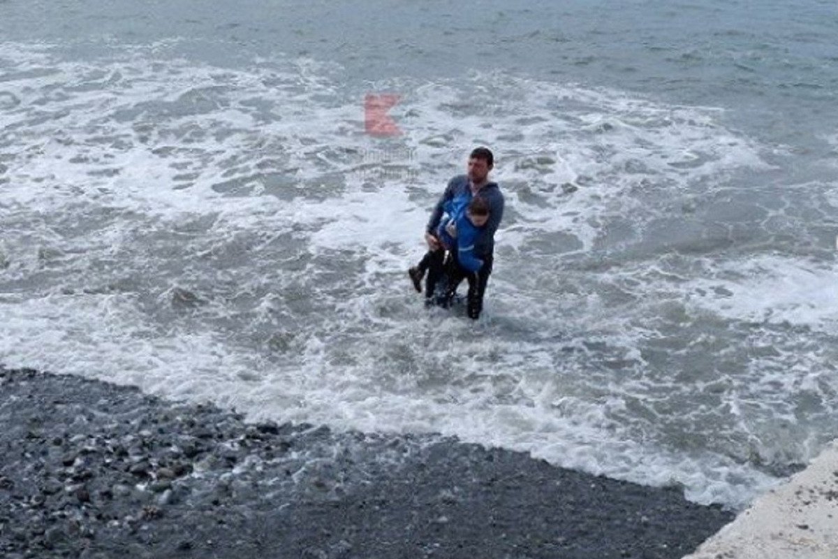 В Сочи ребёнка смыло волной