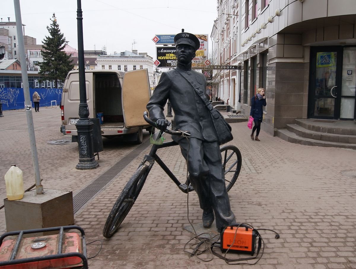 Велосипедист скульптура