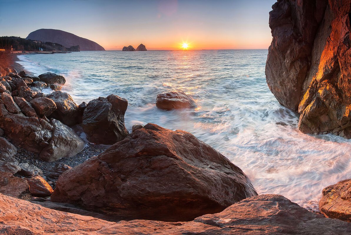 Артек скалы в море