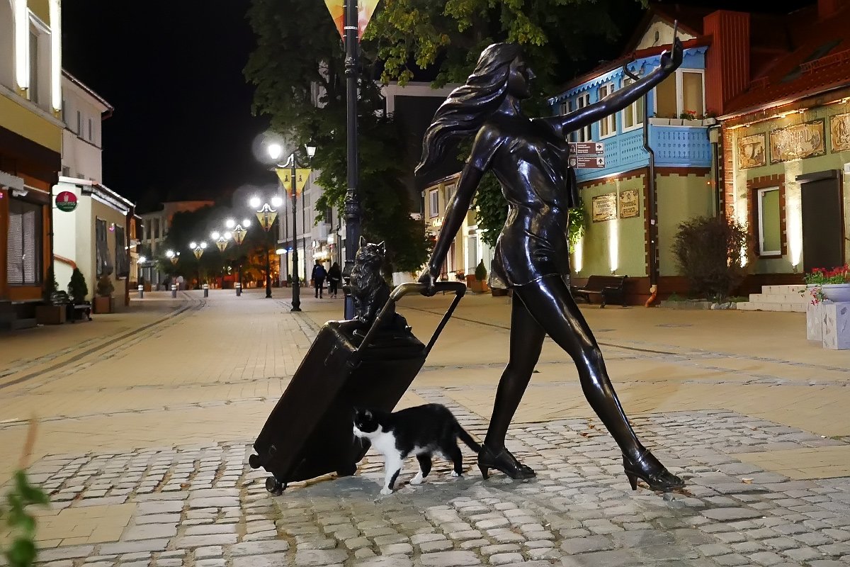 Памятник курортница в Зеленоградске