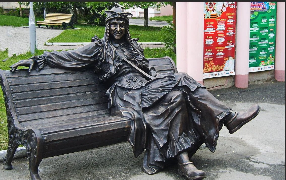 Памятник бабе Яге в Челябинске