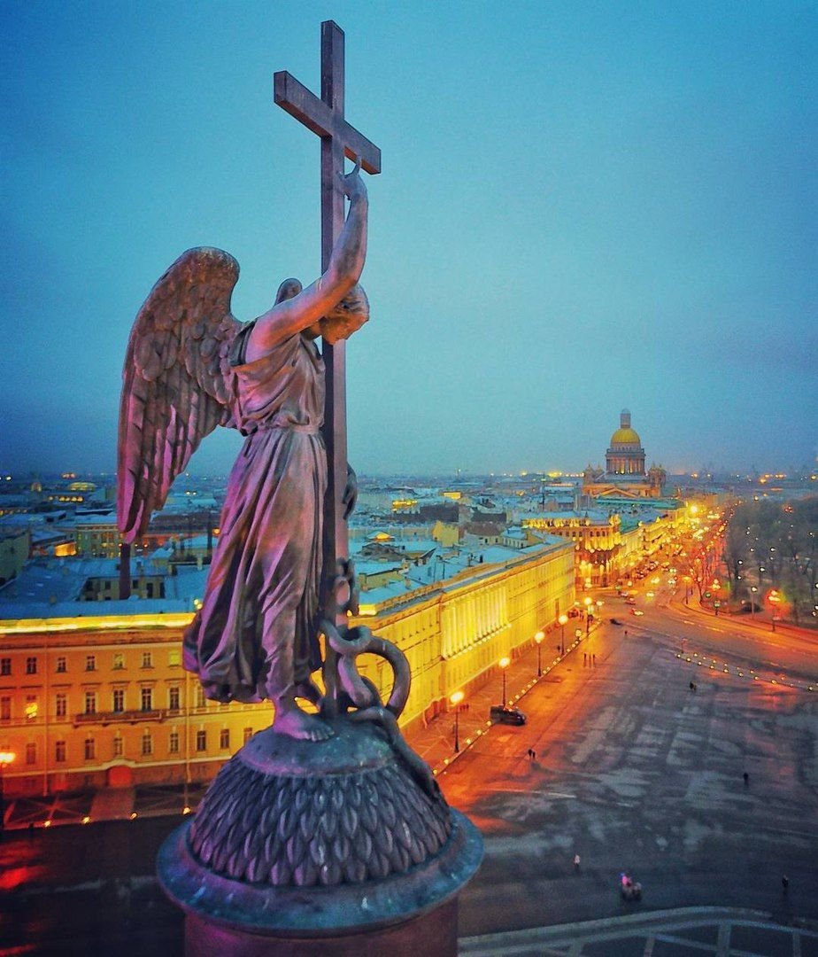 Александровская колонна в Санкт-Петербурге ангел