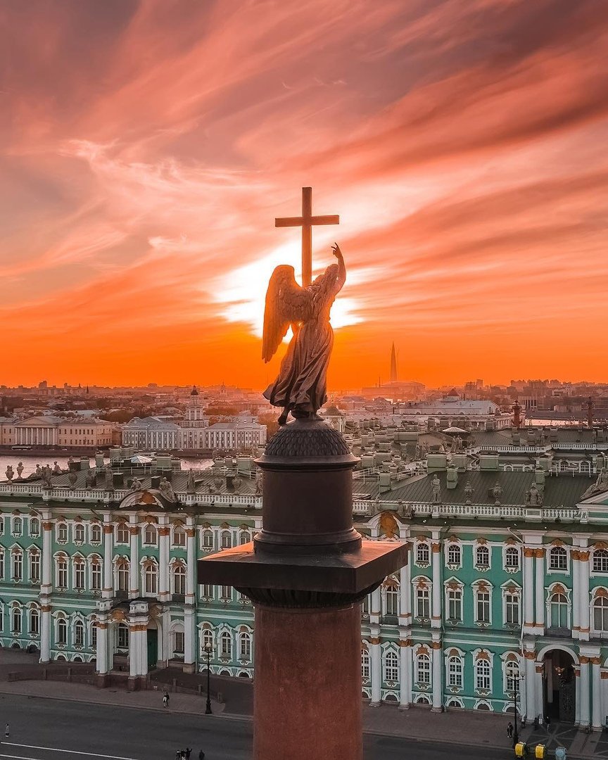 Александровская колонна в Санкт-Петербурге ангел