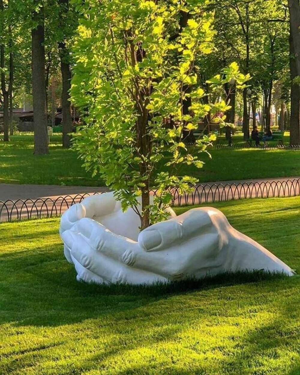 Дерево в ладонях скульптура
