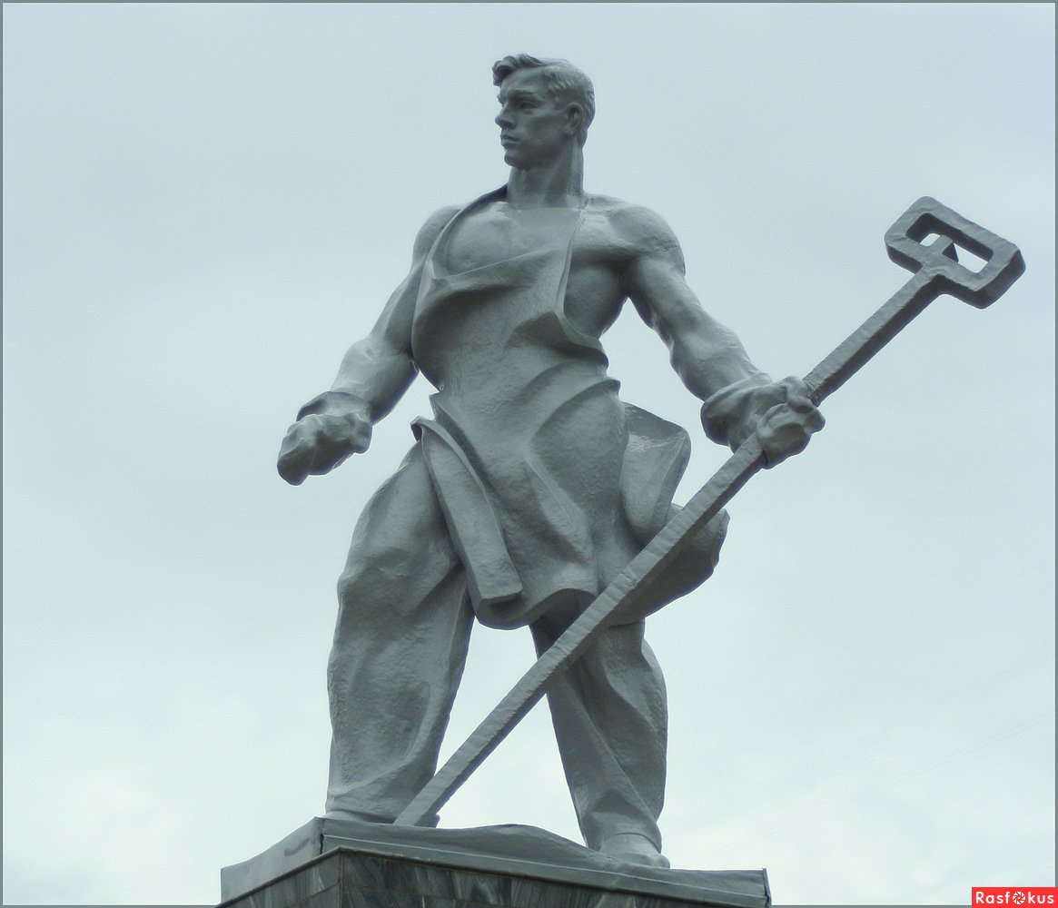 Памятник сталевару в Магнитогорске