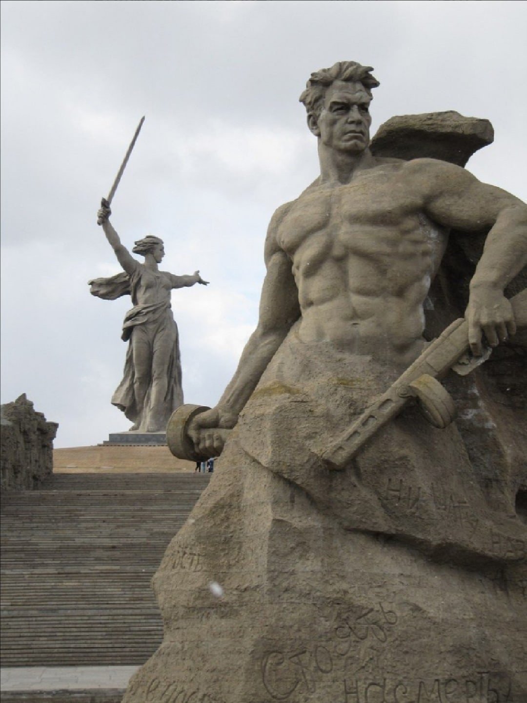 Мамаев Курган и Родина мать черно белое