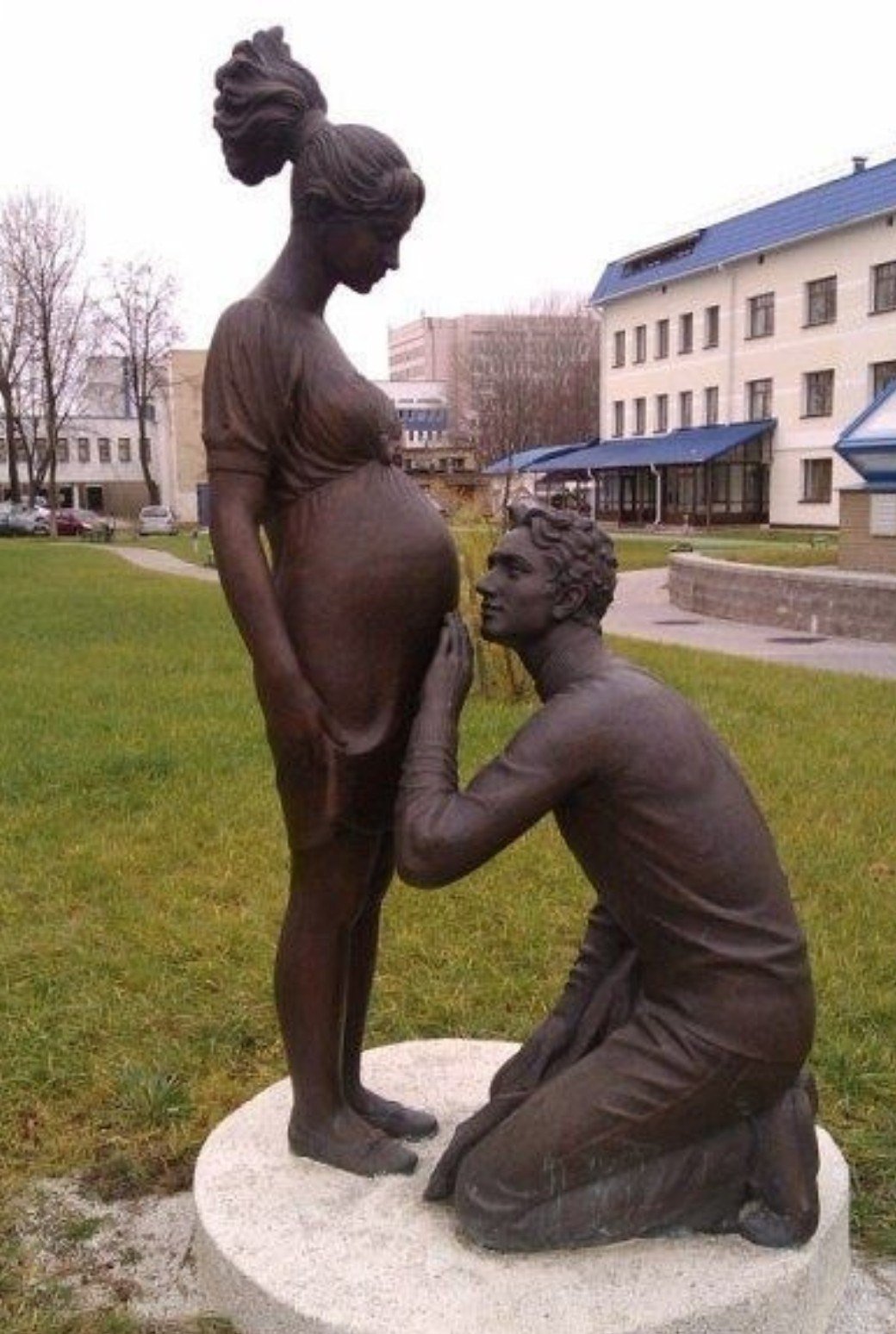 Памятник беременной женщине в Минске