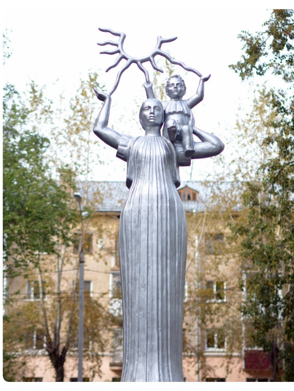 Скульптура мать и дитя в Краснокамске