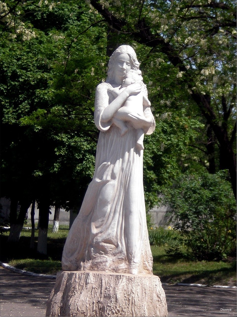 Памятник женщине-матери (Донецк)