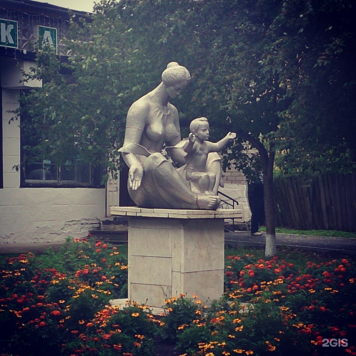 Памятник мать и дитя Кемерово