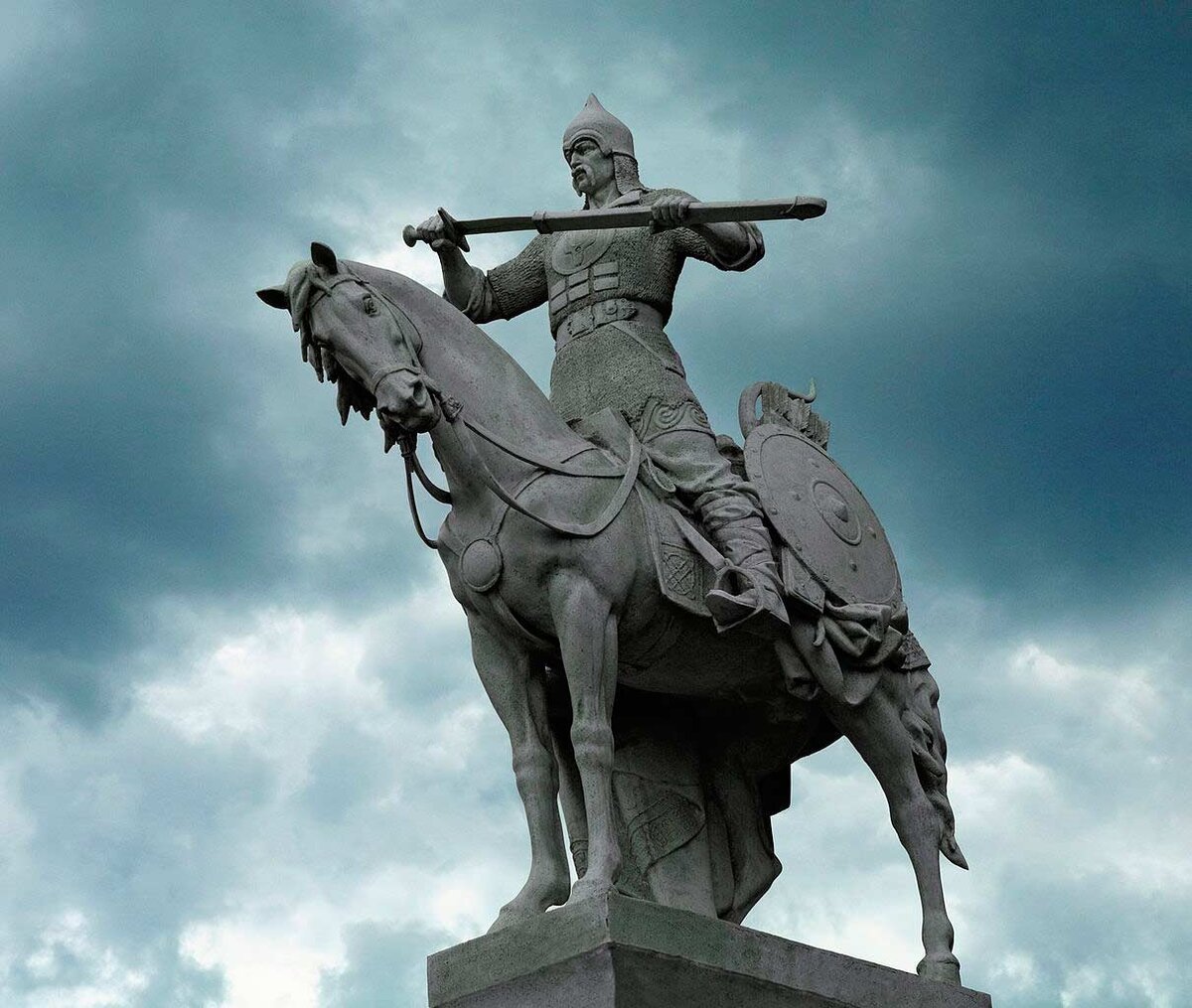 Князь Святослав Игоревич памятник