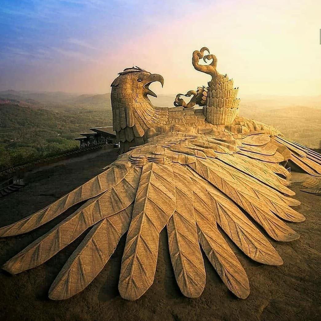 Скульптура ястреба Джатаю