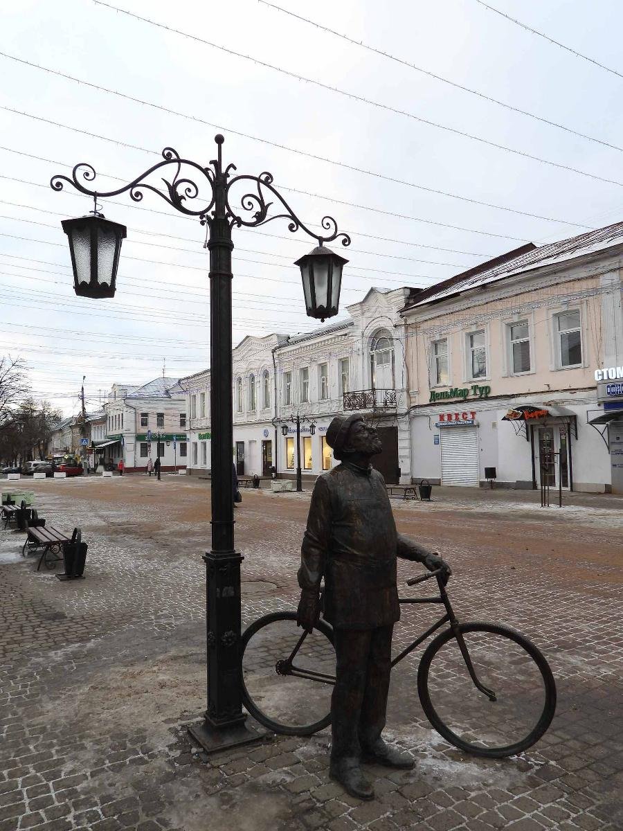 Памятник Циолковскому в Калуге с велосипедом
