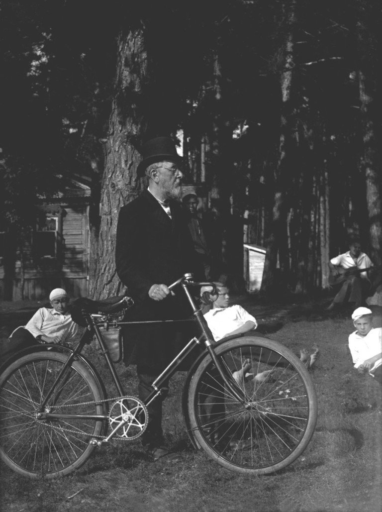 Циолковский на велосипеде