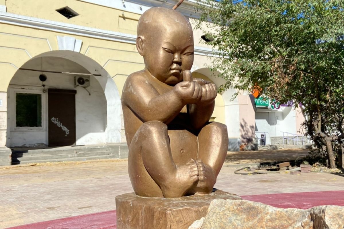 Мальчик скульптура