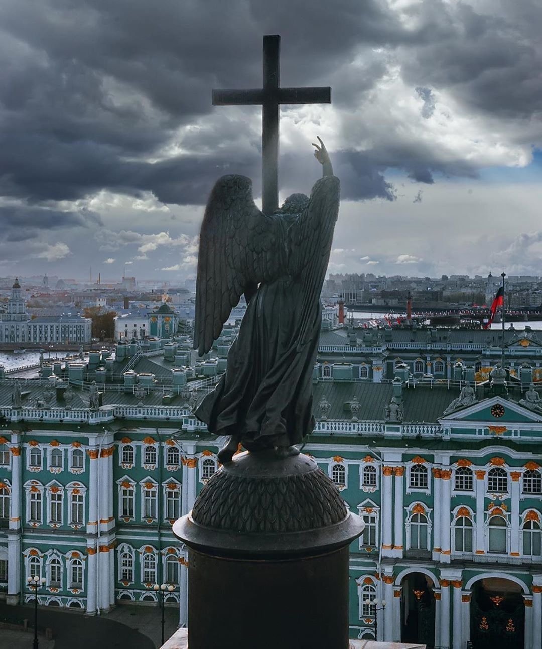 Ангел на Александровской колонне в Санкт-Петербурге