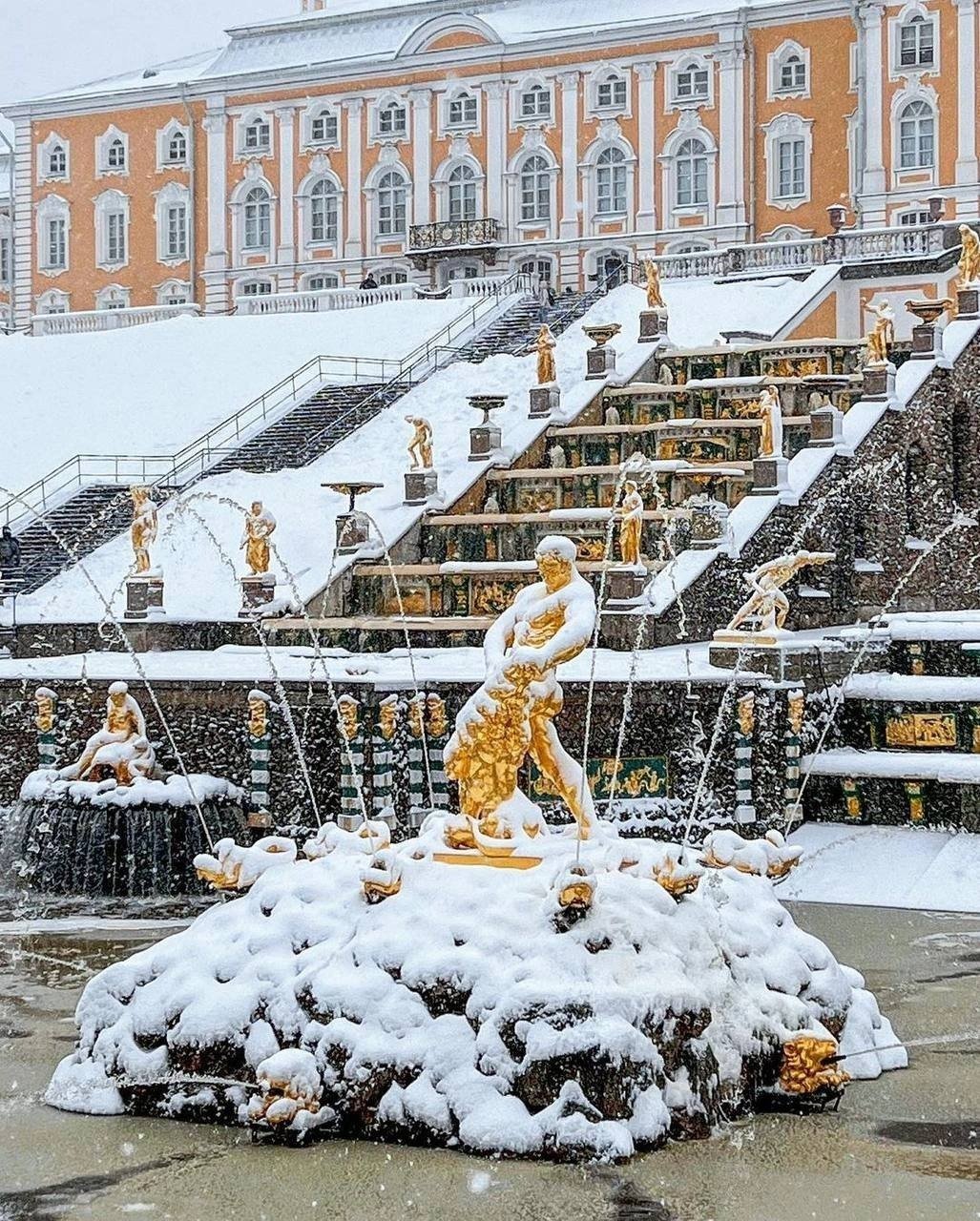 Центральная скульптура в петергофе