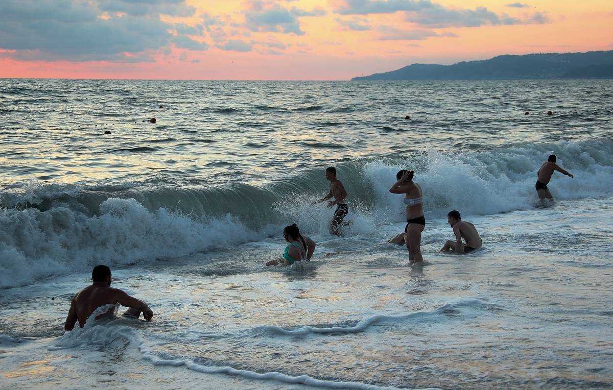 Черное море с людьми