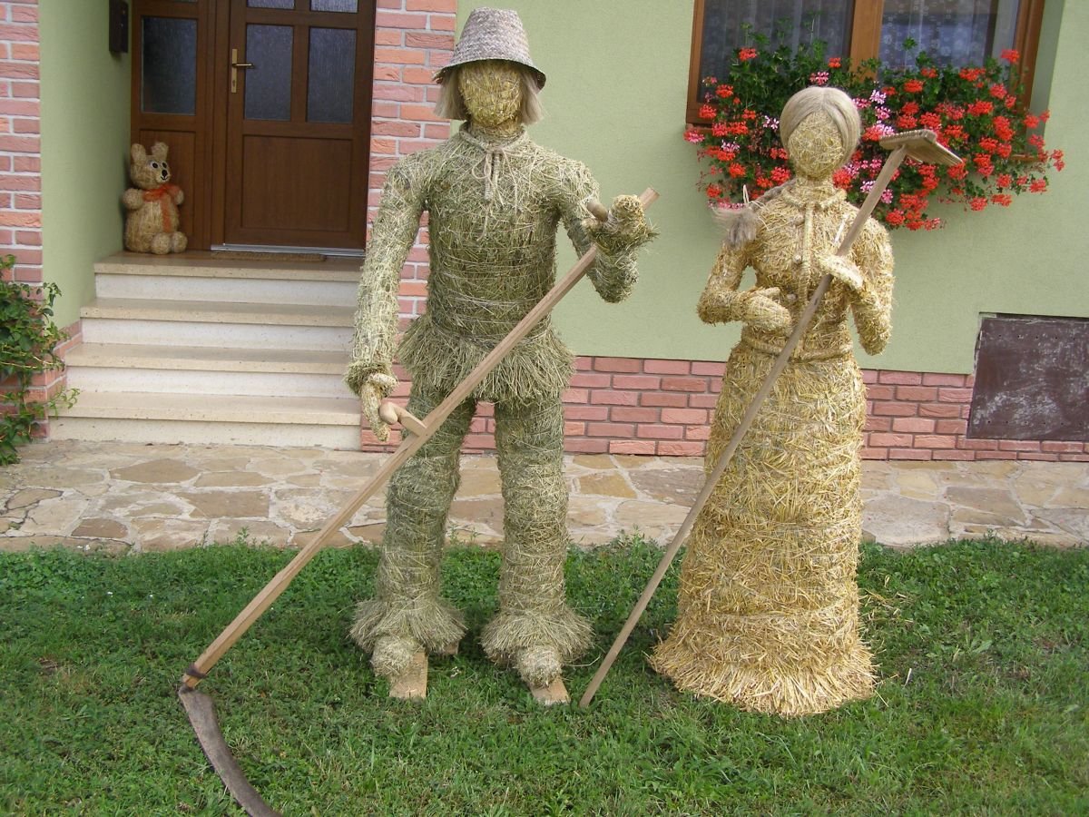 Садовые фигуры из соломы
