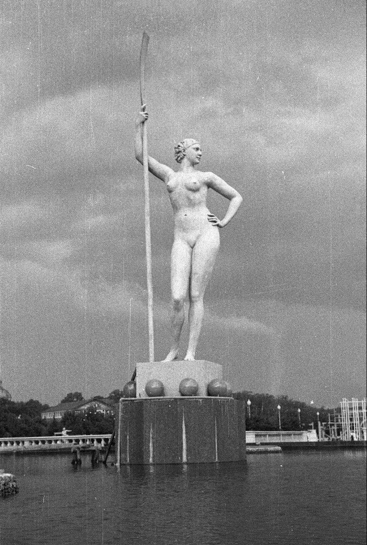 Девушка с веслом скульптура 1936
