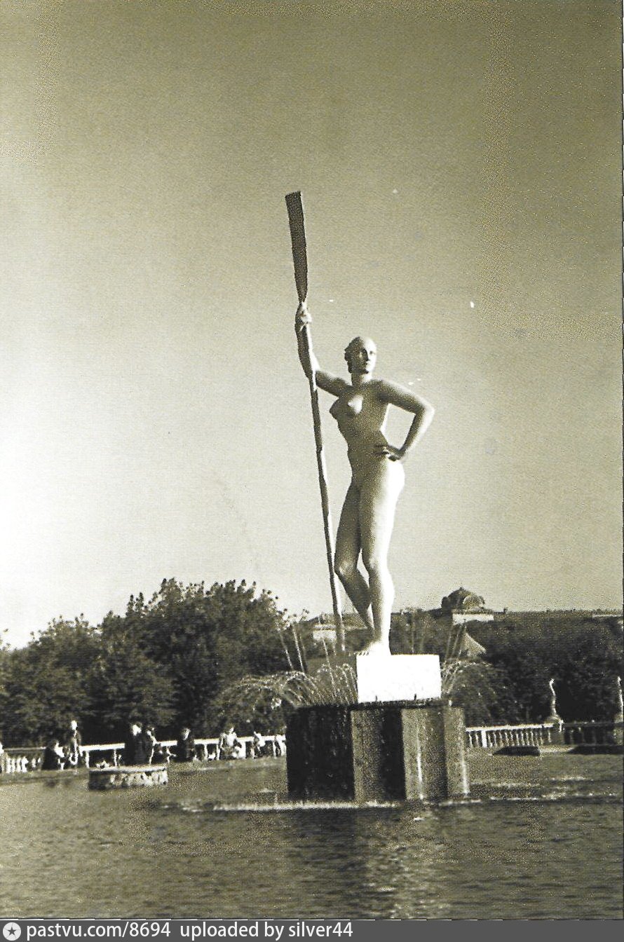 Девушка с веслом скульптура 1936