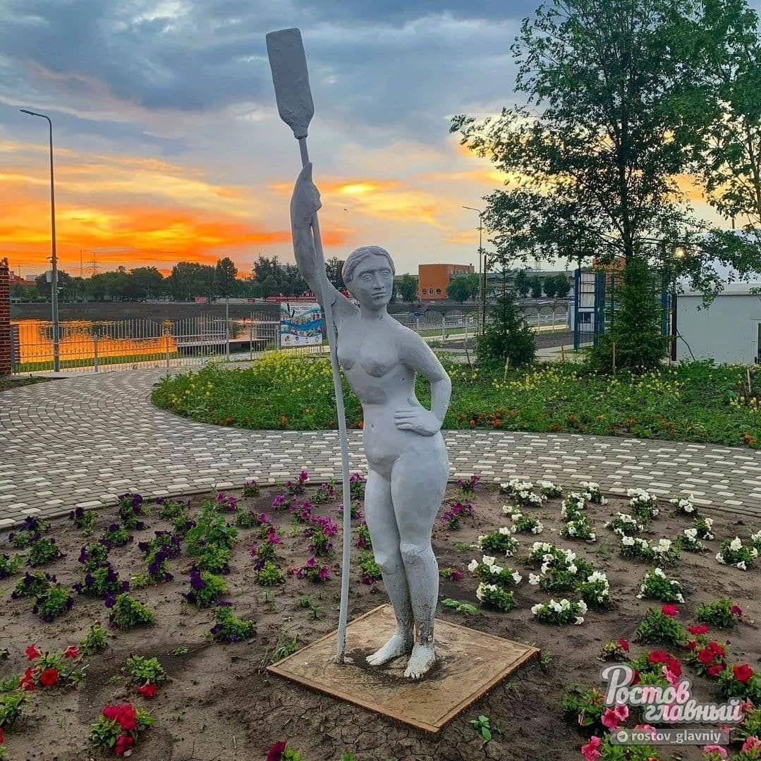 Трехрукая женщина в Гааге скульптура