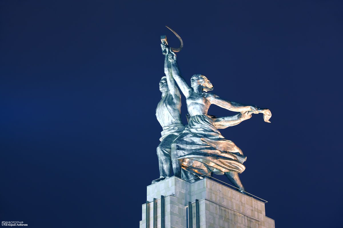 Монумент рабочий и колхозница в Париже
